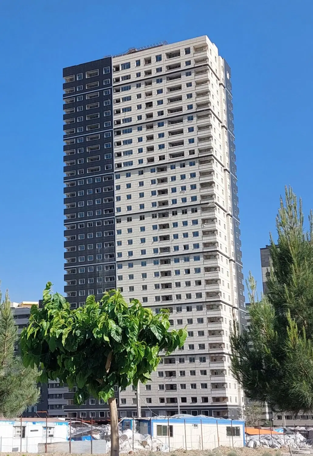 برج خلبانان واحد ۱۳۶ متری