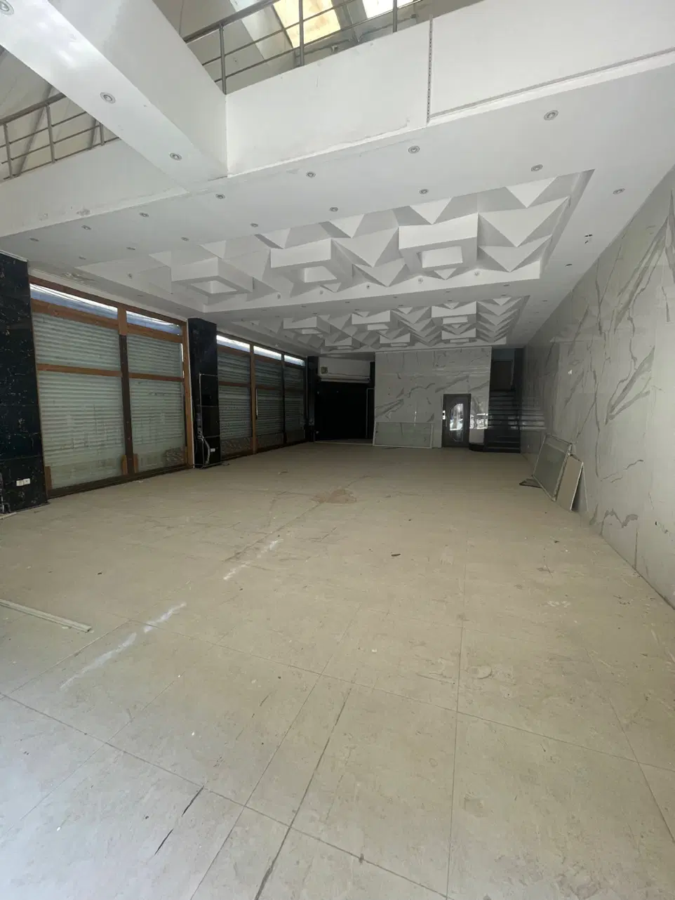 اجاره مغازه ۳۰۰ متری میدان مرکزی