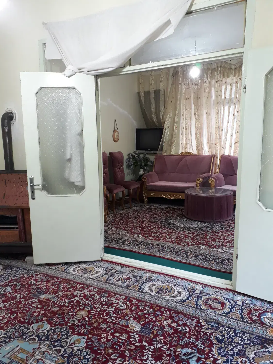 اخلمد،خانه ویلاقدیمی  کنار رودخانه در مسیر آبشار