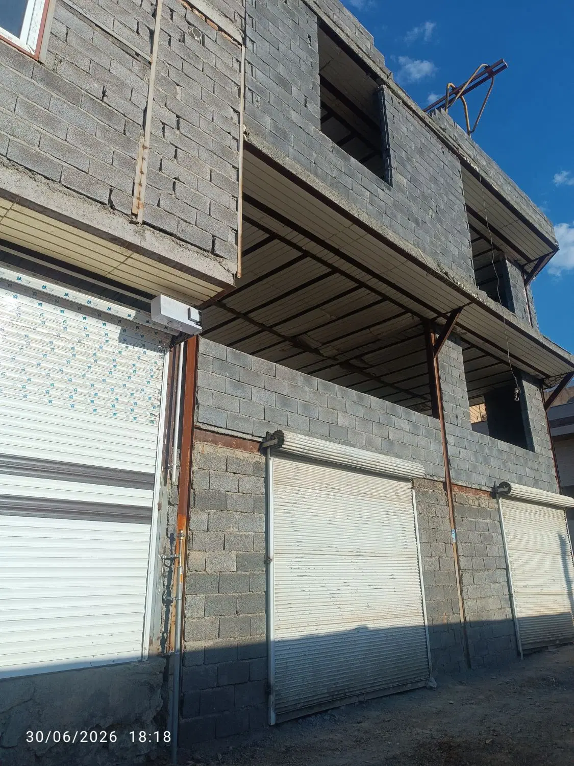 منزل مسکونی سه طبقه نیمه کاره