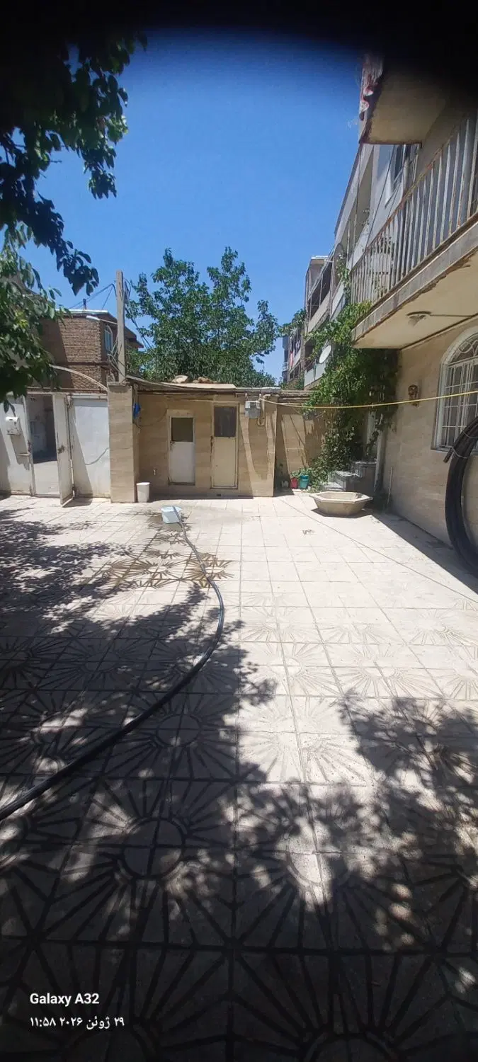 ملکی اعیانی ۲۴۰ متری سه نبش حیاط ماشین رو