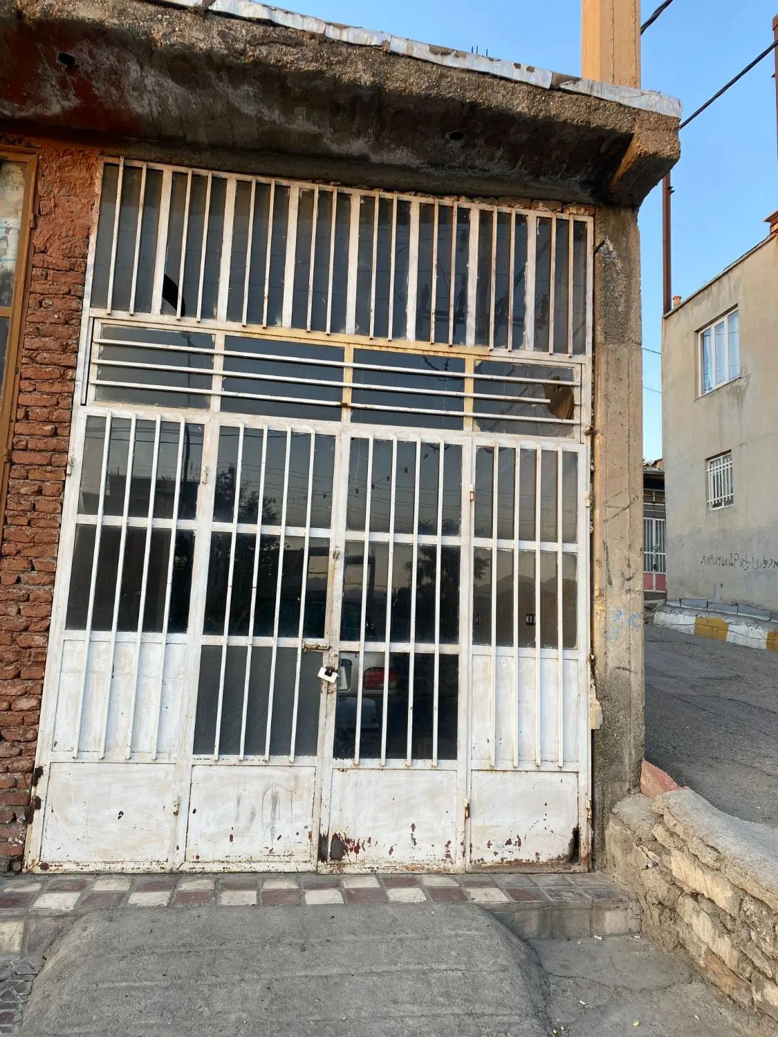 مغازه روی خیابان اصلی کانی دینار