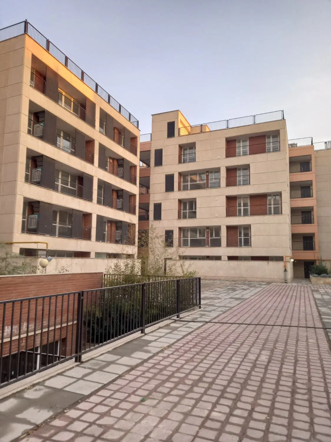 ۸۵م همکف_ حیاط اختصاصی مرکزشهر رهن کامل