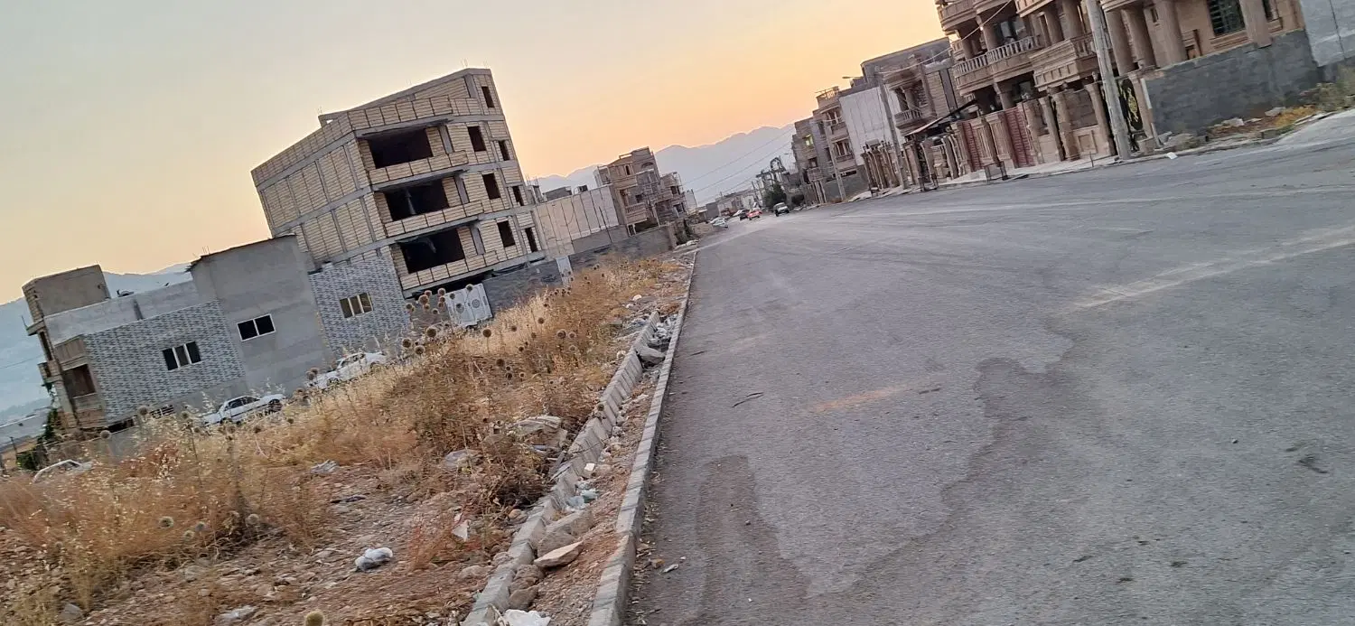یک قواره زمین زیرتل خیابان فرشتنگان