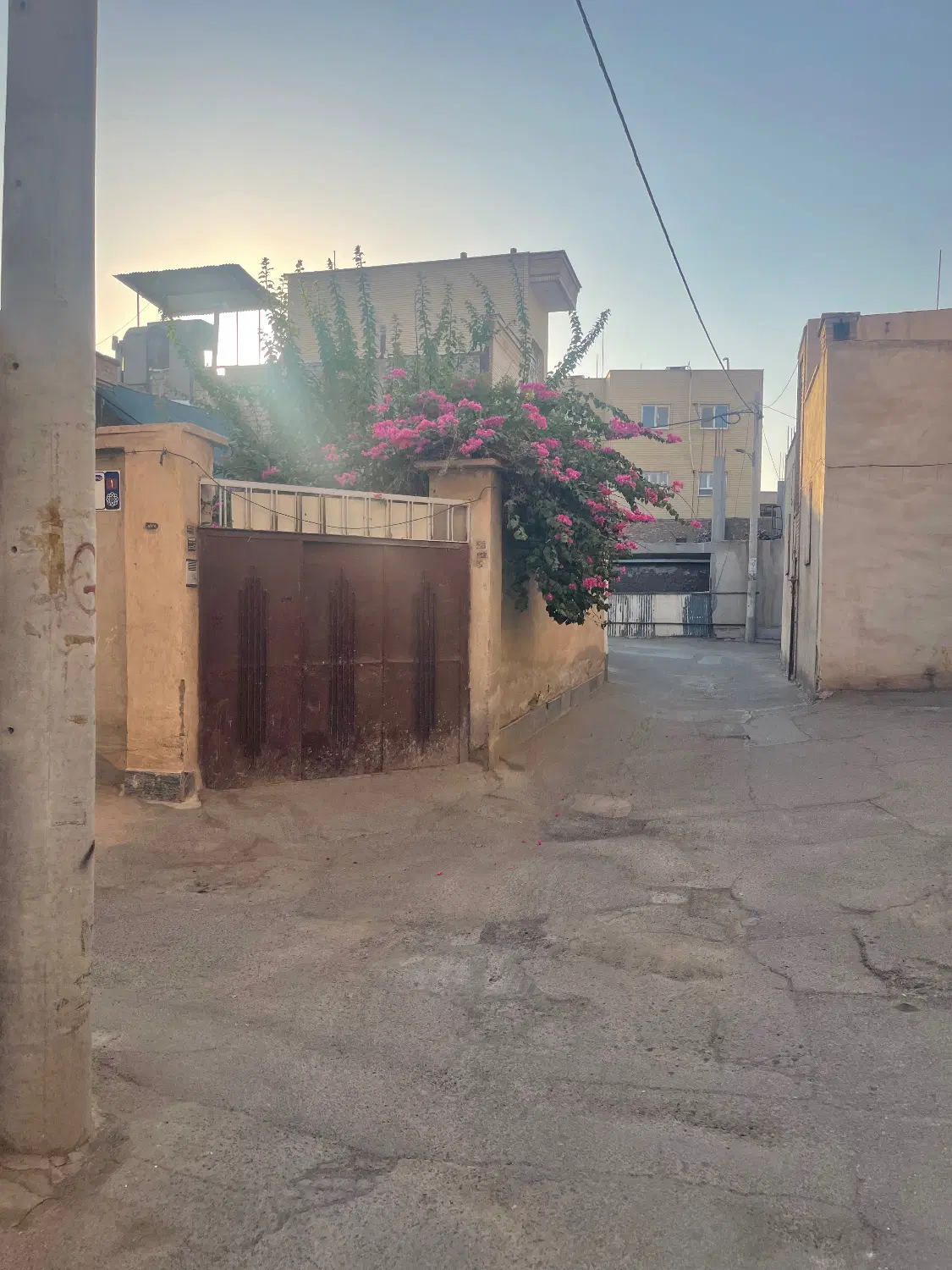 منزل کلنگی۱۳۰مترقابل سکونت دوبرگذر۸م۱۲فروردین۴_۵۰۰