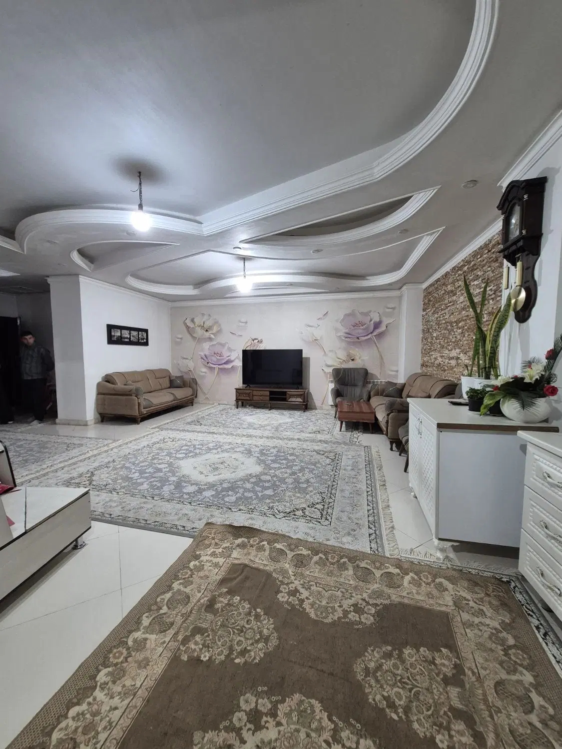 ۹۴ متر _ فول امکانات _ پارکینگ دار _ کم واحد