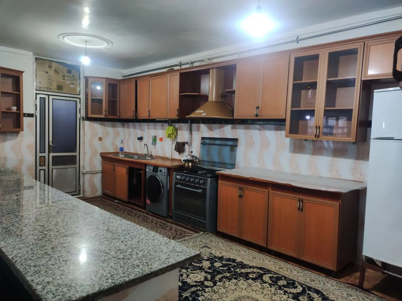 سوییت دو خوابه دارای حیاط ماشین رو