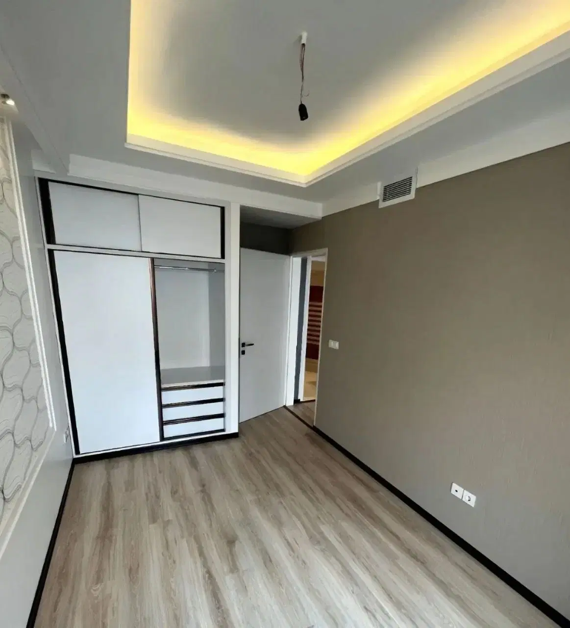 60متر پارکینگ سندی ساختمان شیک و دنج
