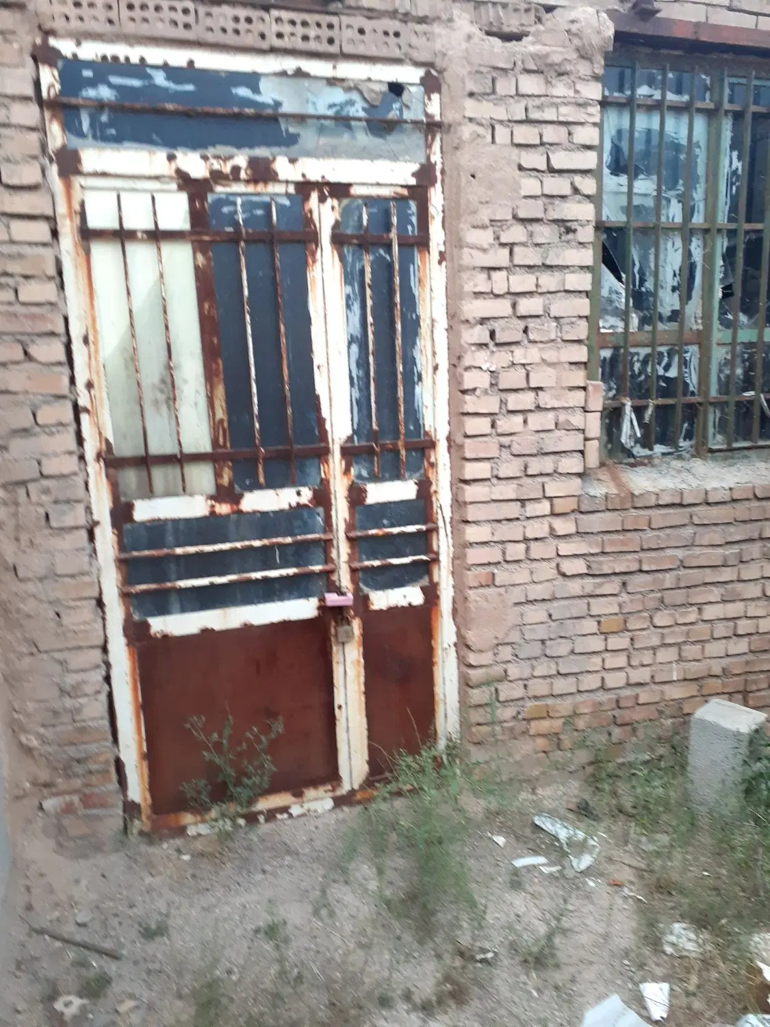 زمین فروشی یک خانه هم دارد