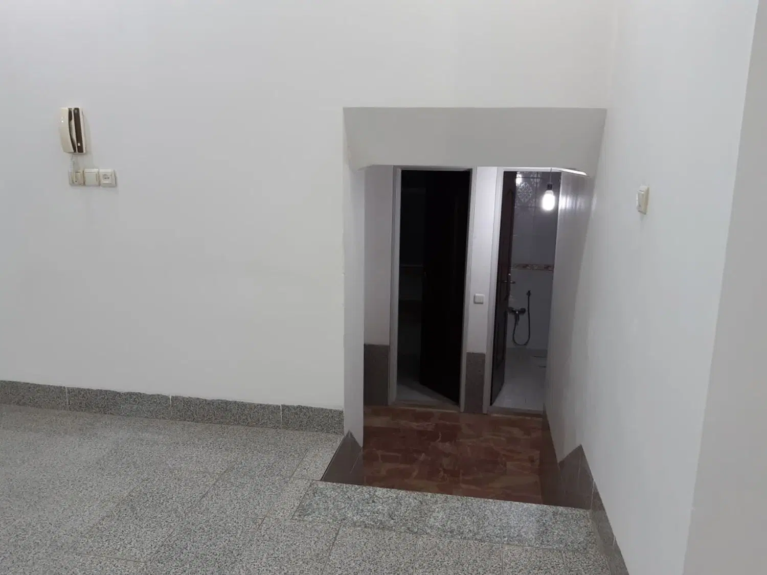 نیم طبقه کوچه 20 آذریزدی