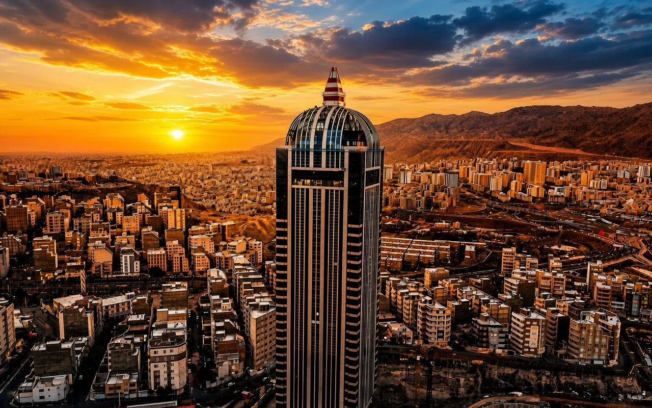 حیاط مسکونی سه طبقه