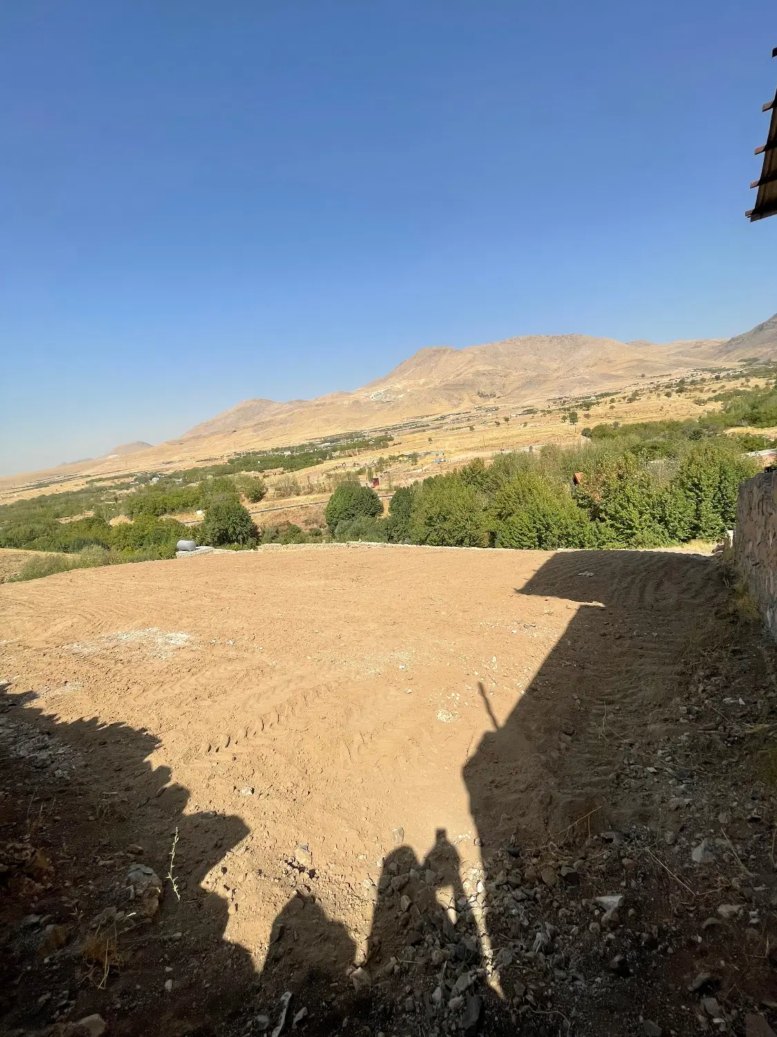 زمین با دیوار قدیمی نزدیک جاده اصلی رزجرد