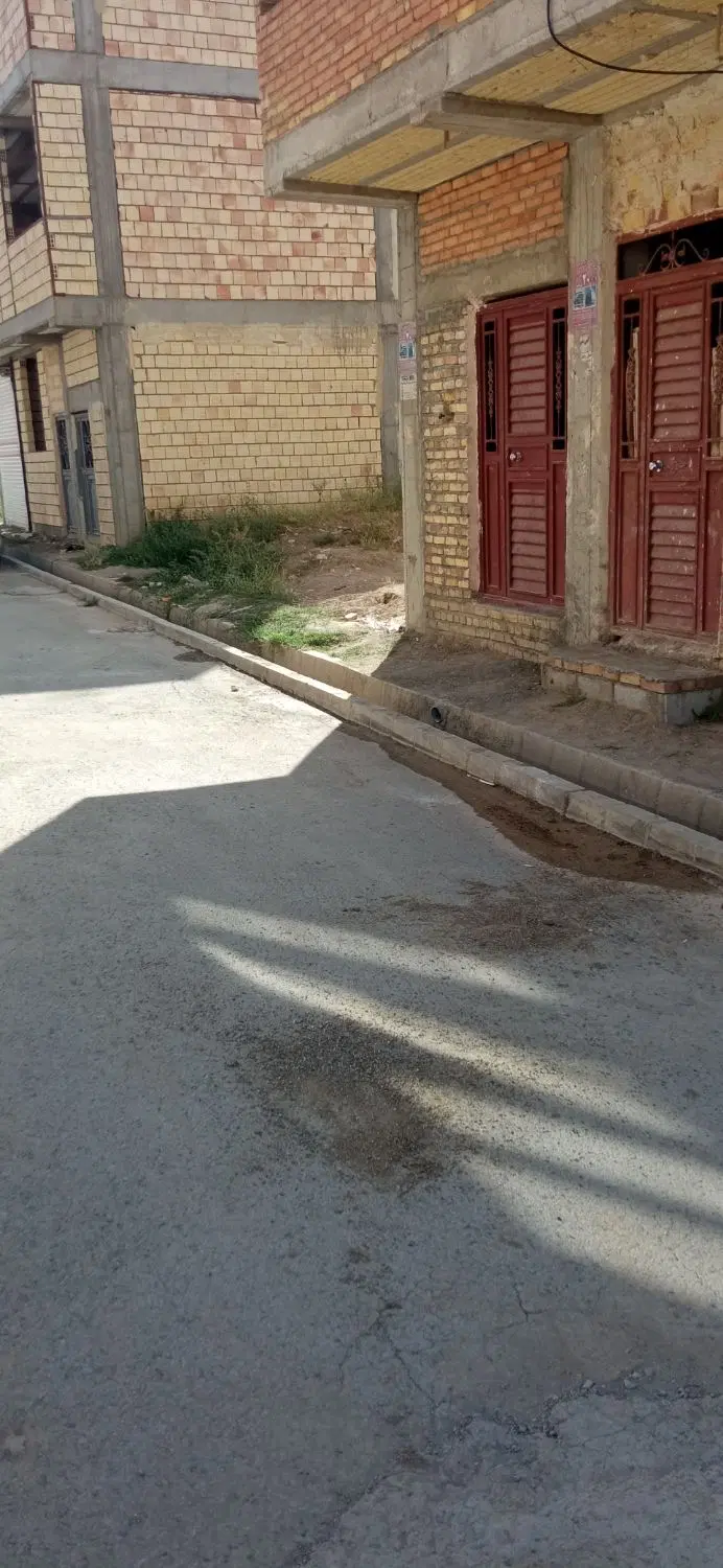 زمین در خیابان گل سرخ