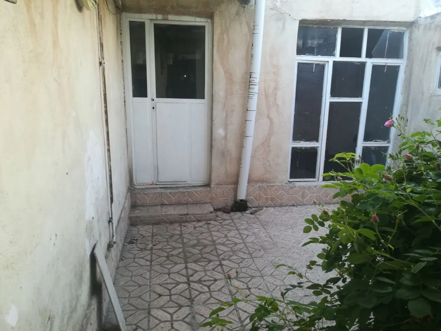 حیاط مسکونی 75متر مالازینال