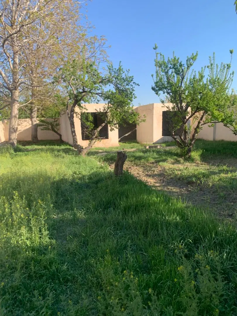 باغ ۱۱۰۰ متری با سند تک‌برگ،۱۰۰ متر بنای نیمه‌کاره