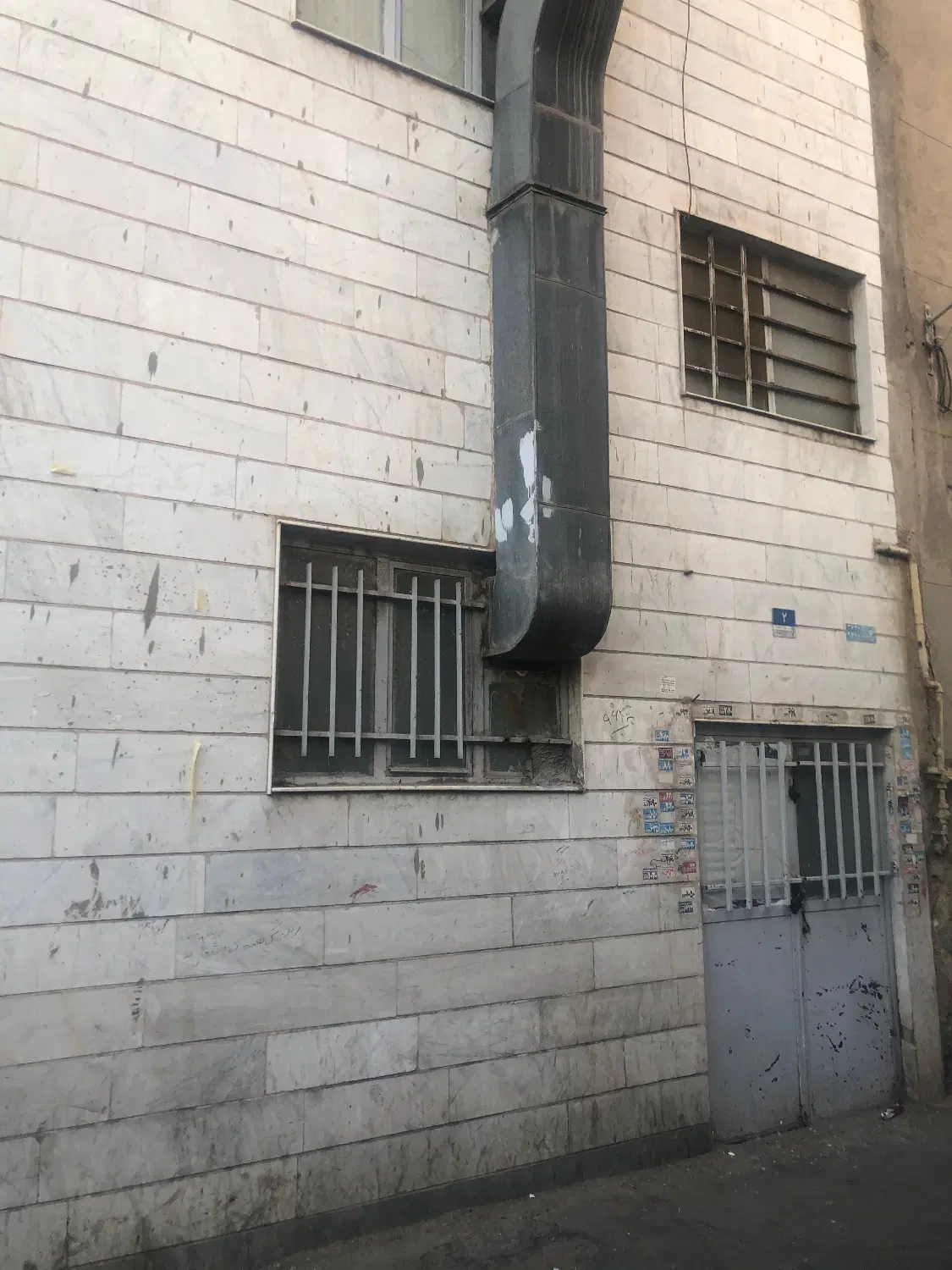 ملک مسکونی ۲ طبقه و یک مغازه تجاری