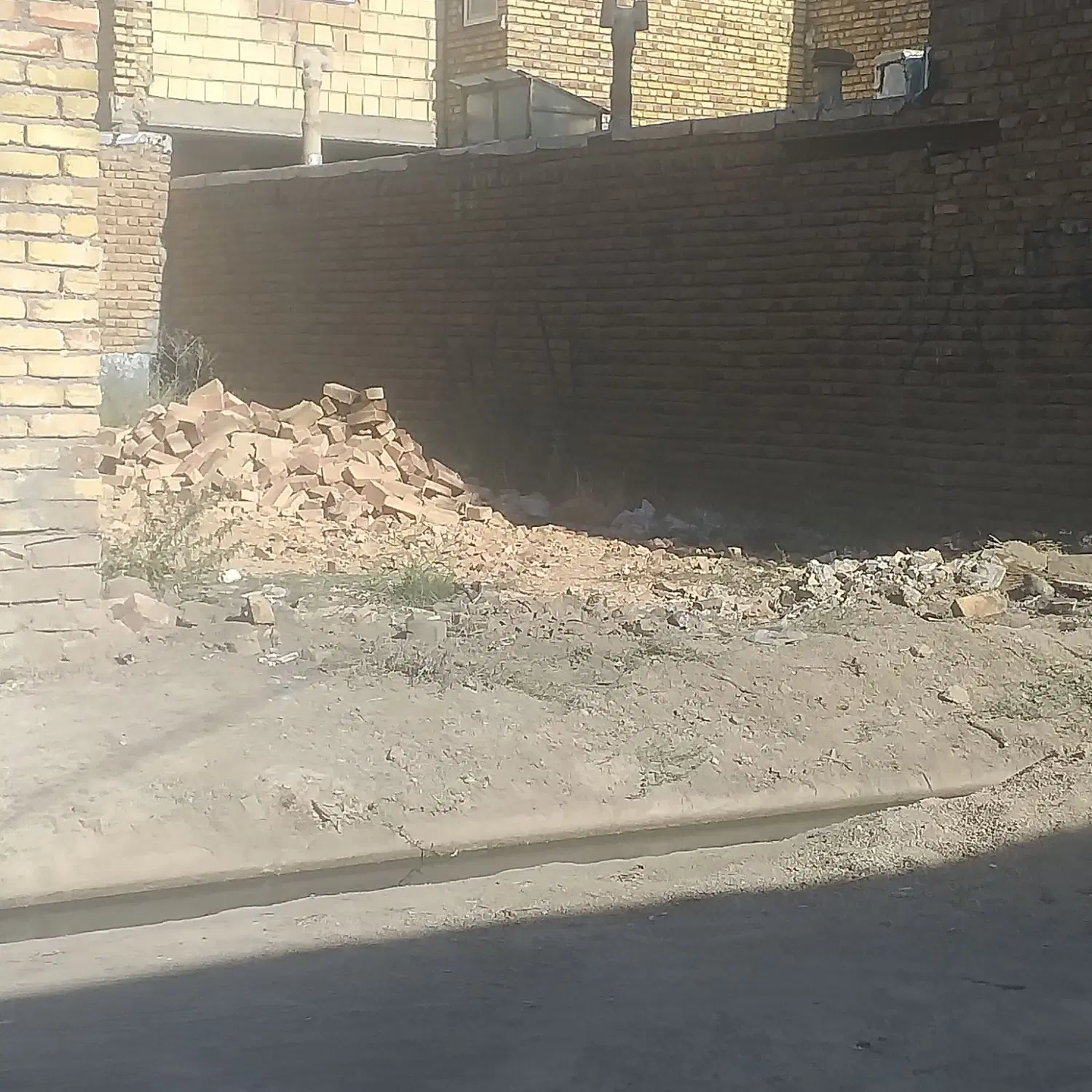 زمین در 10 متری دین پرست