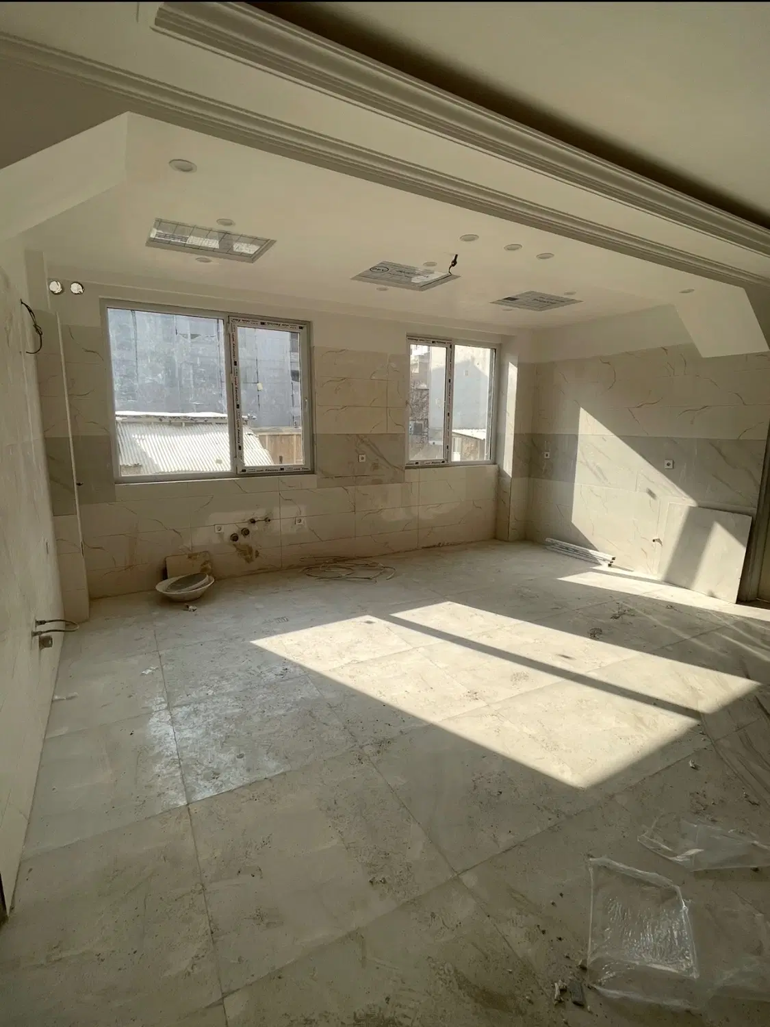 اپارتمان ۱۳۰ متری ۳ خواب فول امکانات