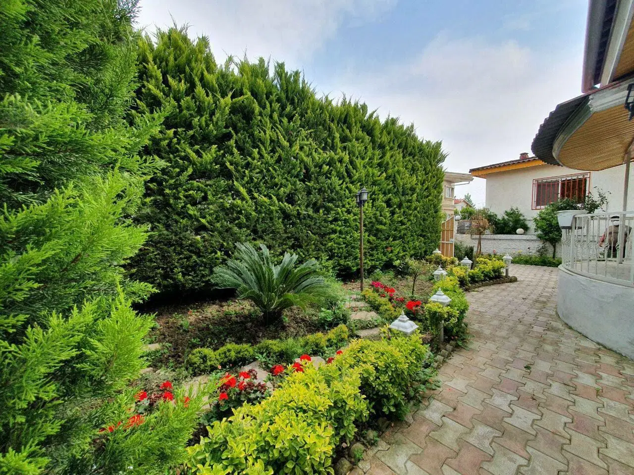 این باغچه ویلا سرسبزاکسیژن خالصه280مترمبله سندرسمی