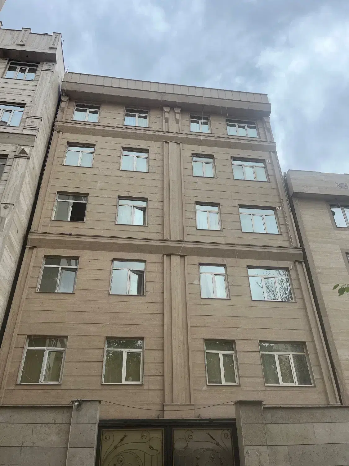 پارکینگ ۱۰۰متری