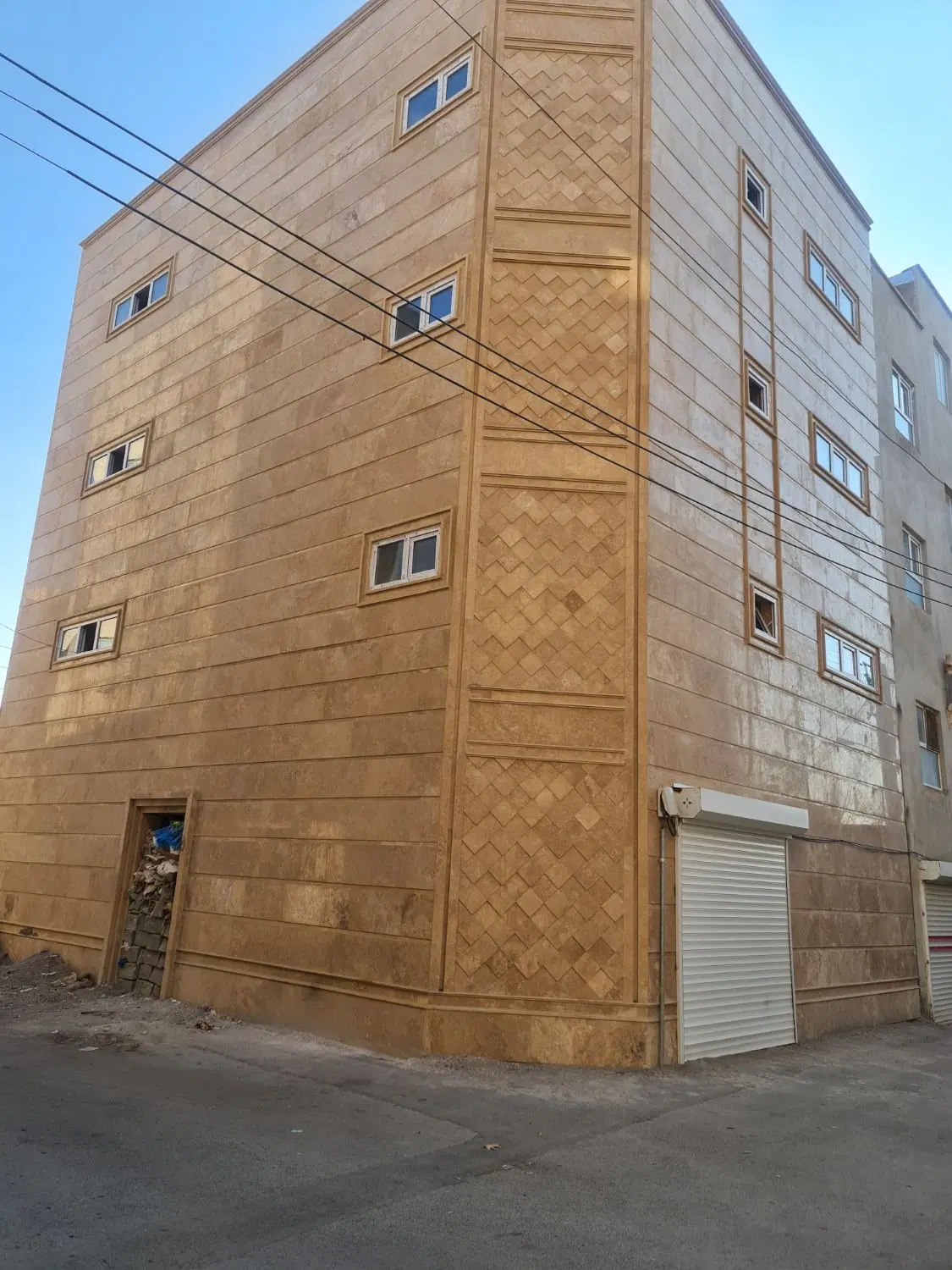 آپارتمان تک واحدی فول امکانات طبقه دوم بلاخلو