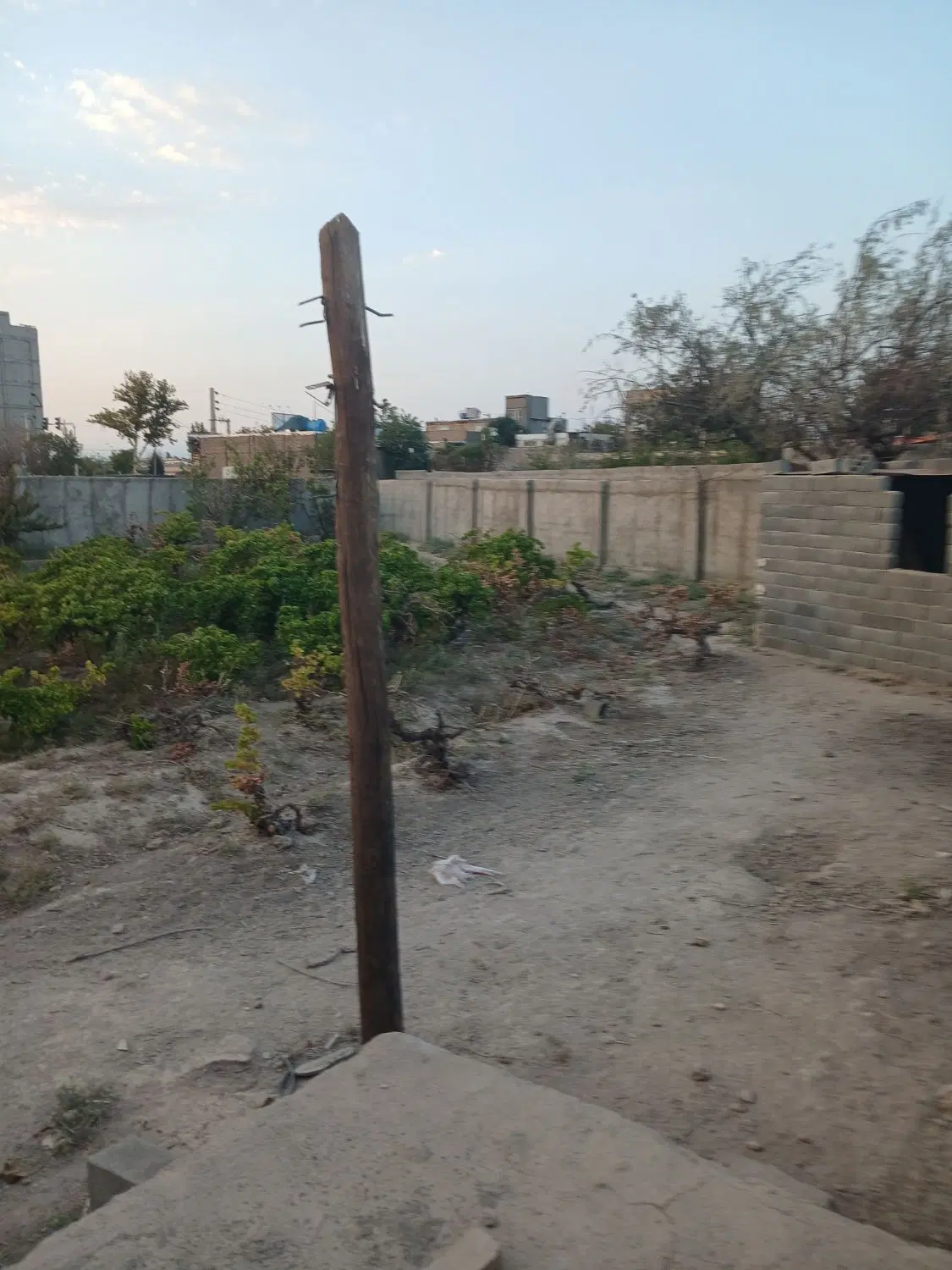 چهار دیواری میدان خلبان