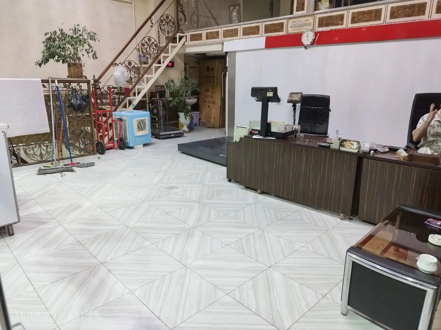 مغازه 95 متری با بالکن 45 متری بر خیابان بهار شرقی
