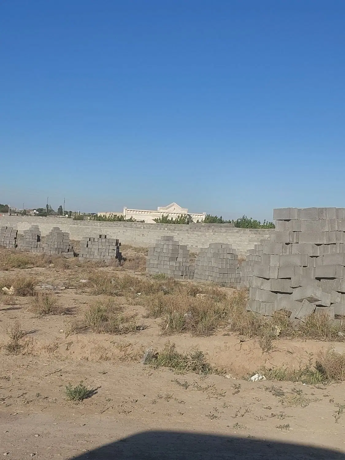 اطراف ساخته شده _باغچه_باغ_ چهار دیواری