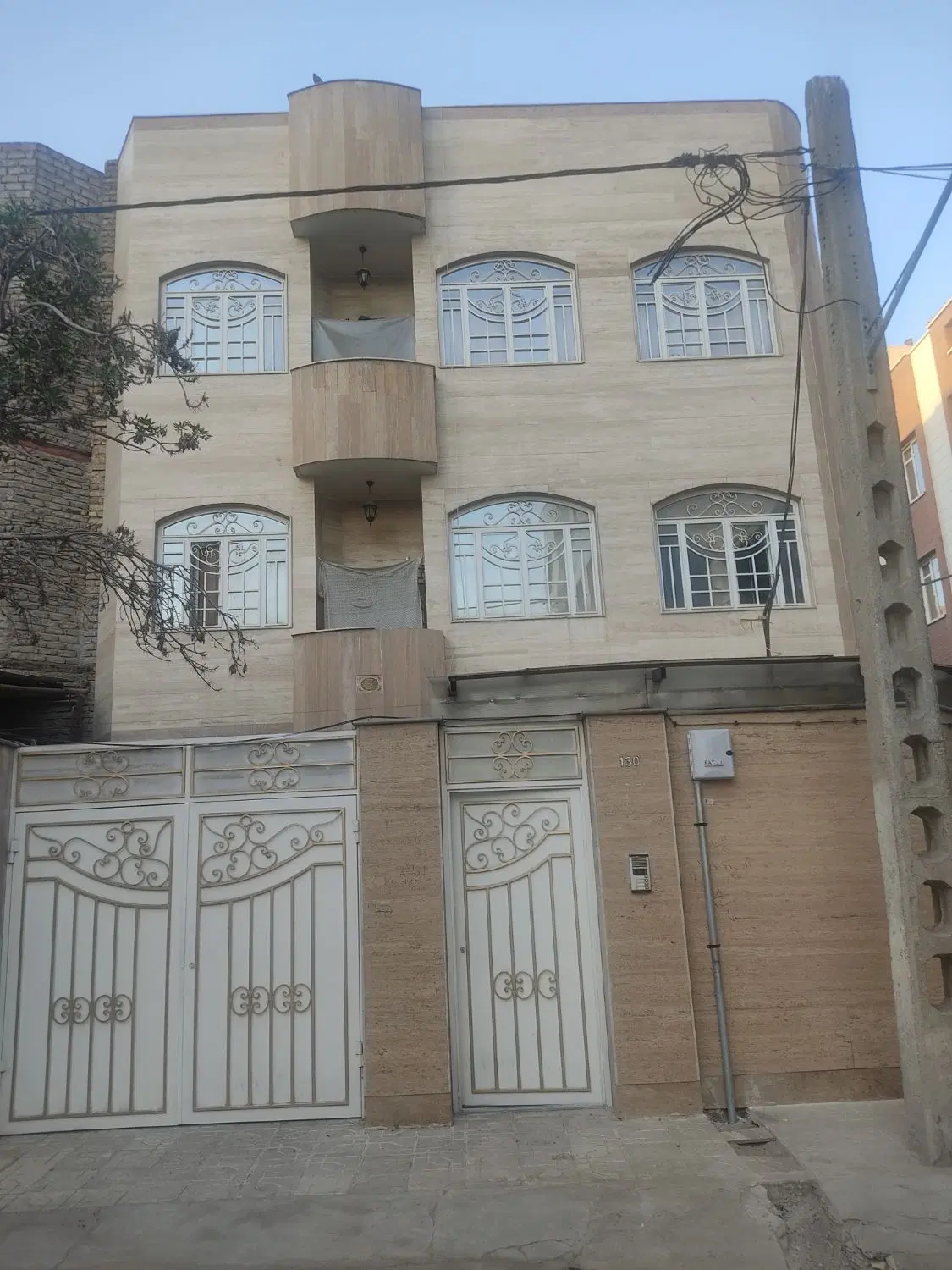 ملک ۳طبقه سر نبش رو به حاشیه خیابان اصلی