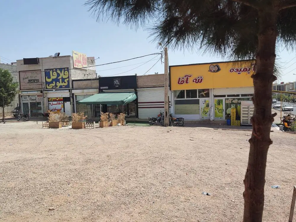 مغازه روبه روی پرندمال