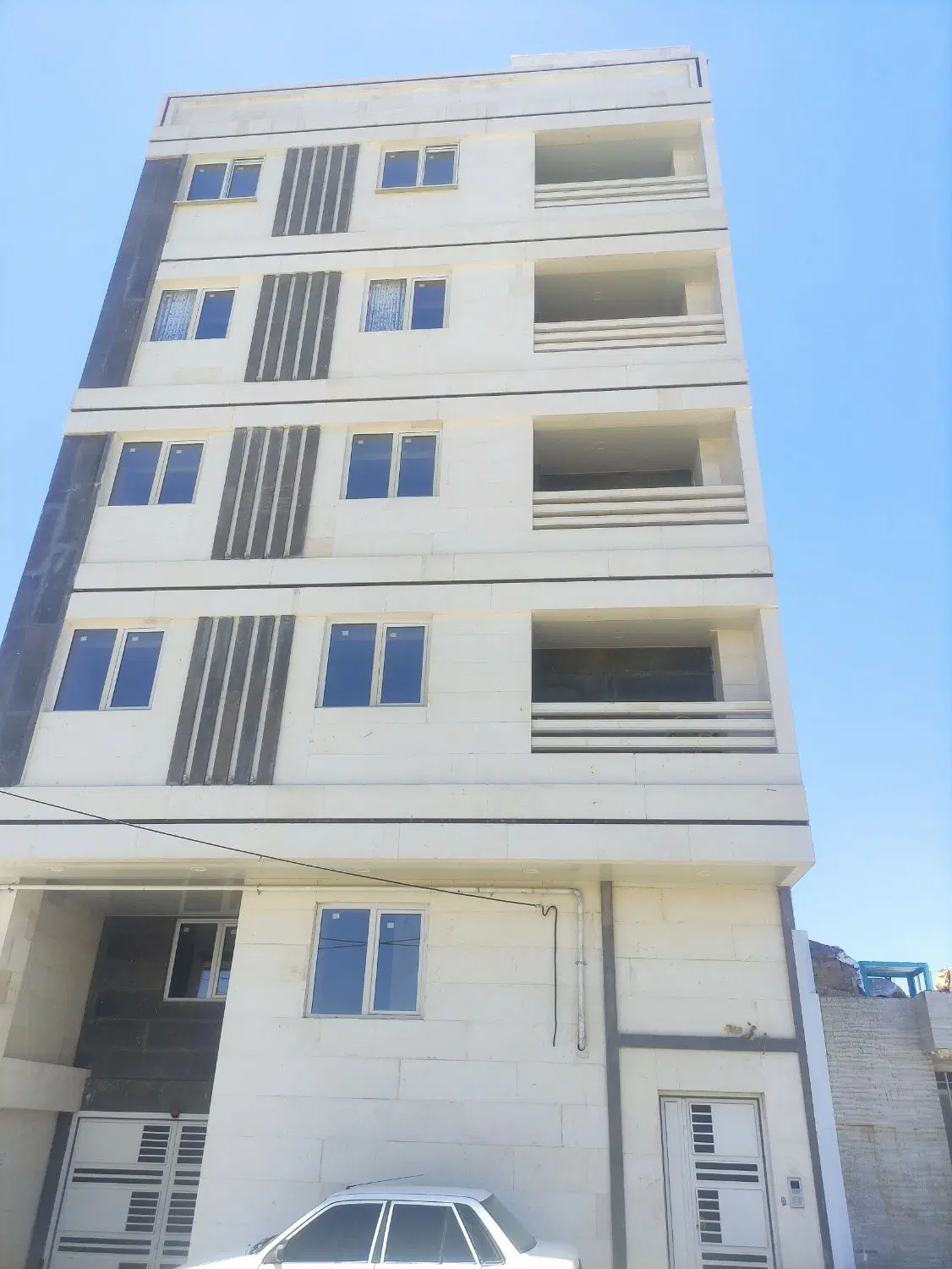 آپارتمان تک واحد سه خوابه