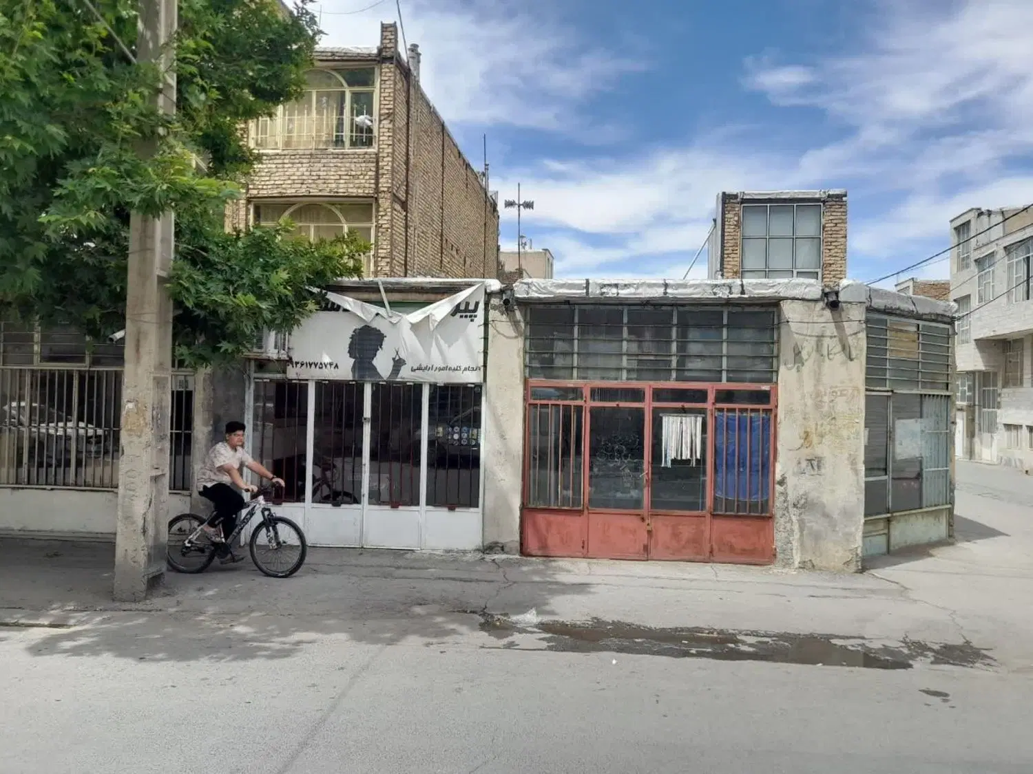 خانه ۲۲۰متری با۵۰مترتجاری دوبر وطبقه بالادوخواب