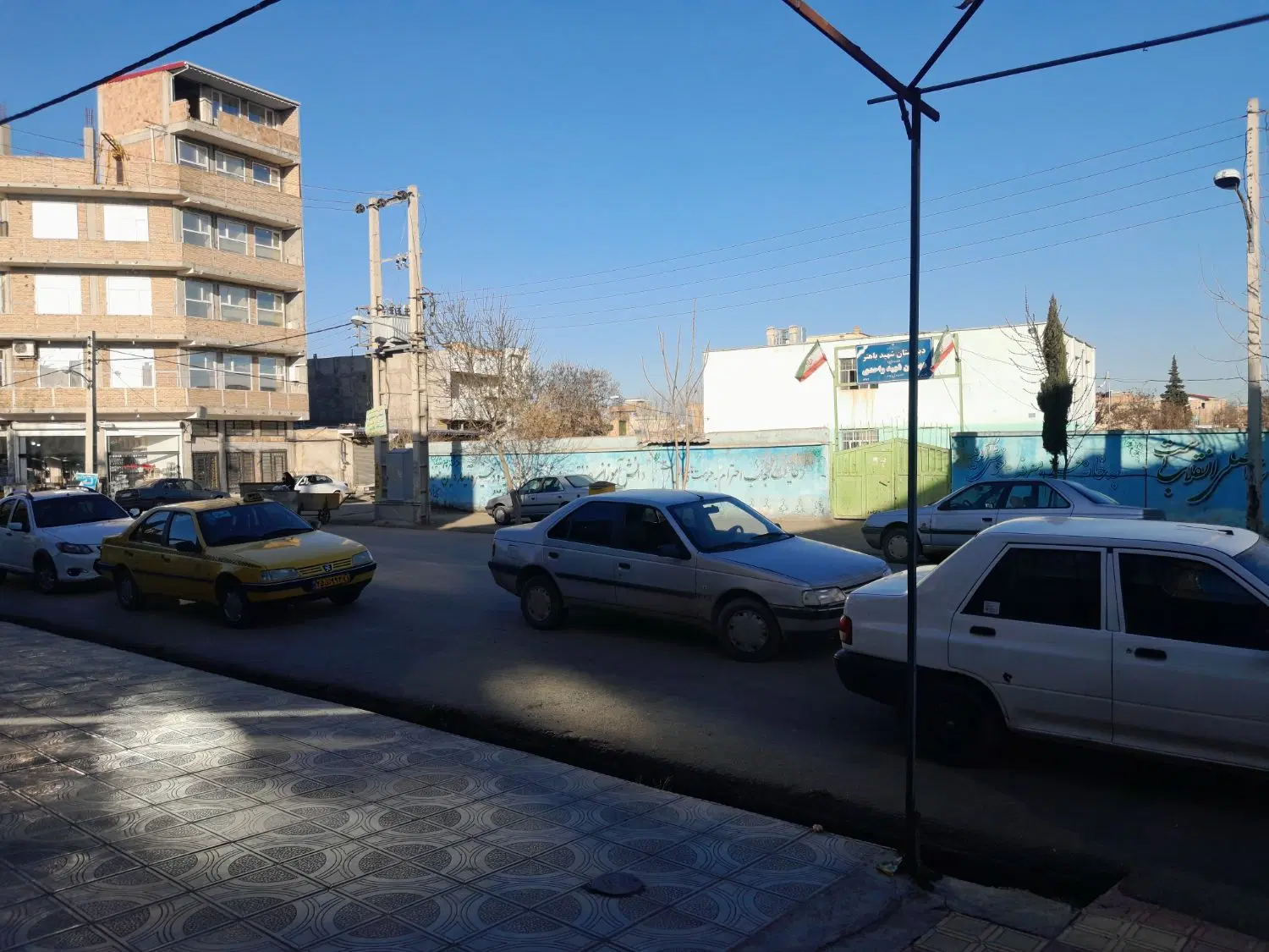 فروش مغازه درخیابان اصلی روبروی مدرسه شهیدواحدی