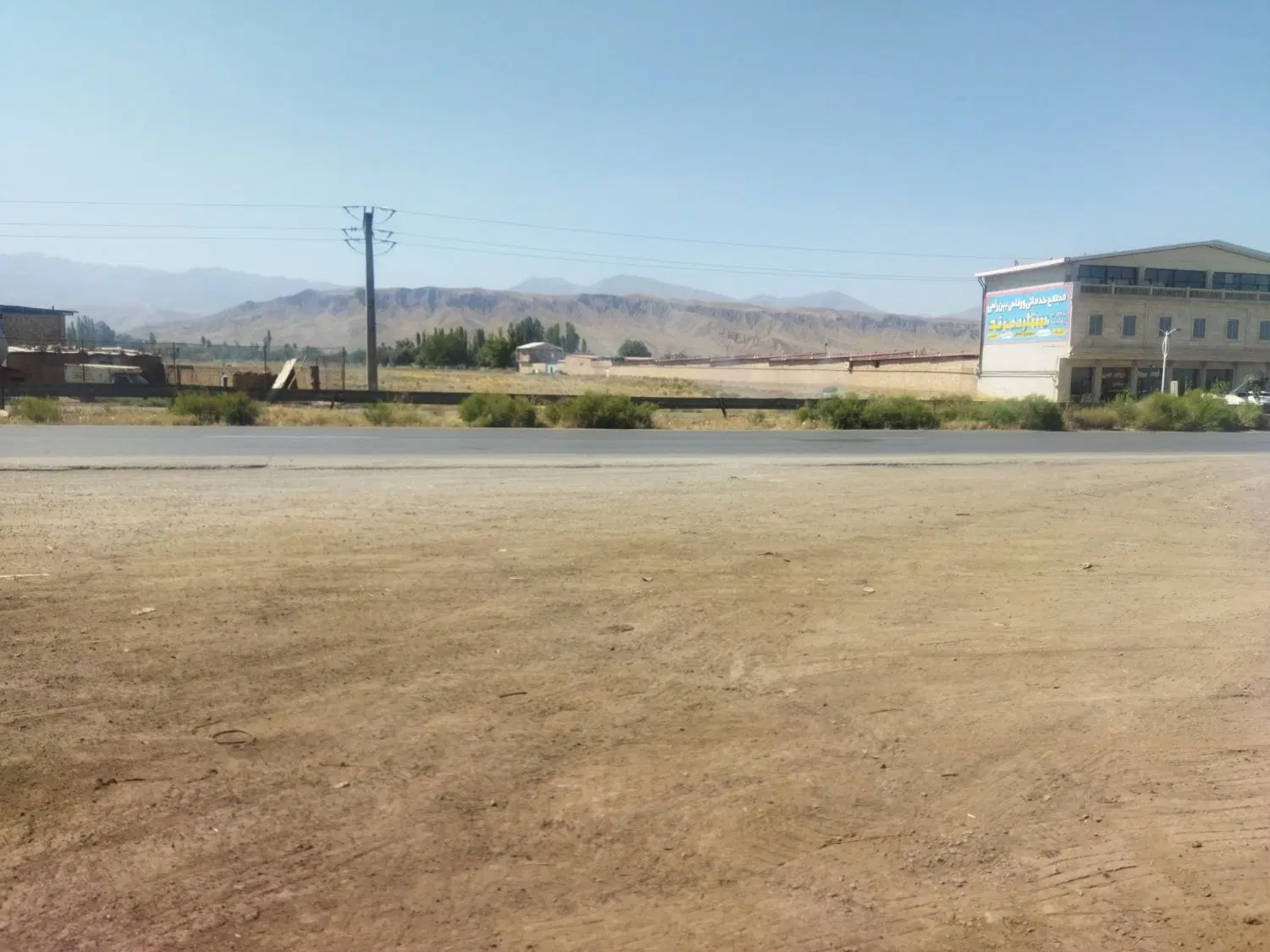 دو عدد مغازه و ۴۰۰ متر پشت مغازه ها
