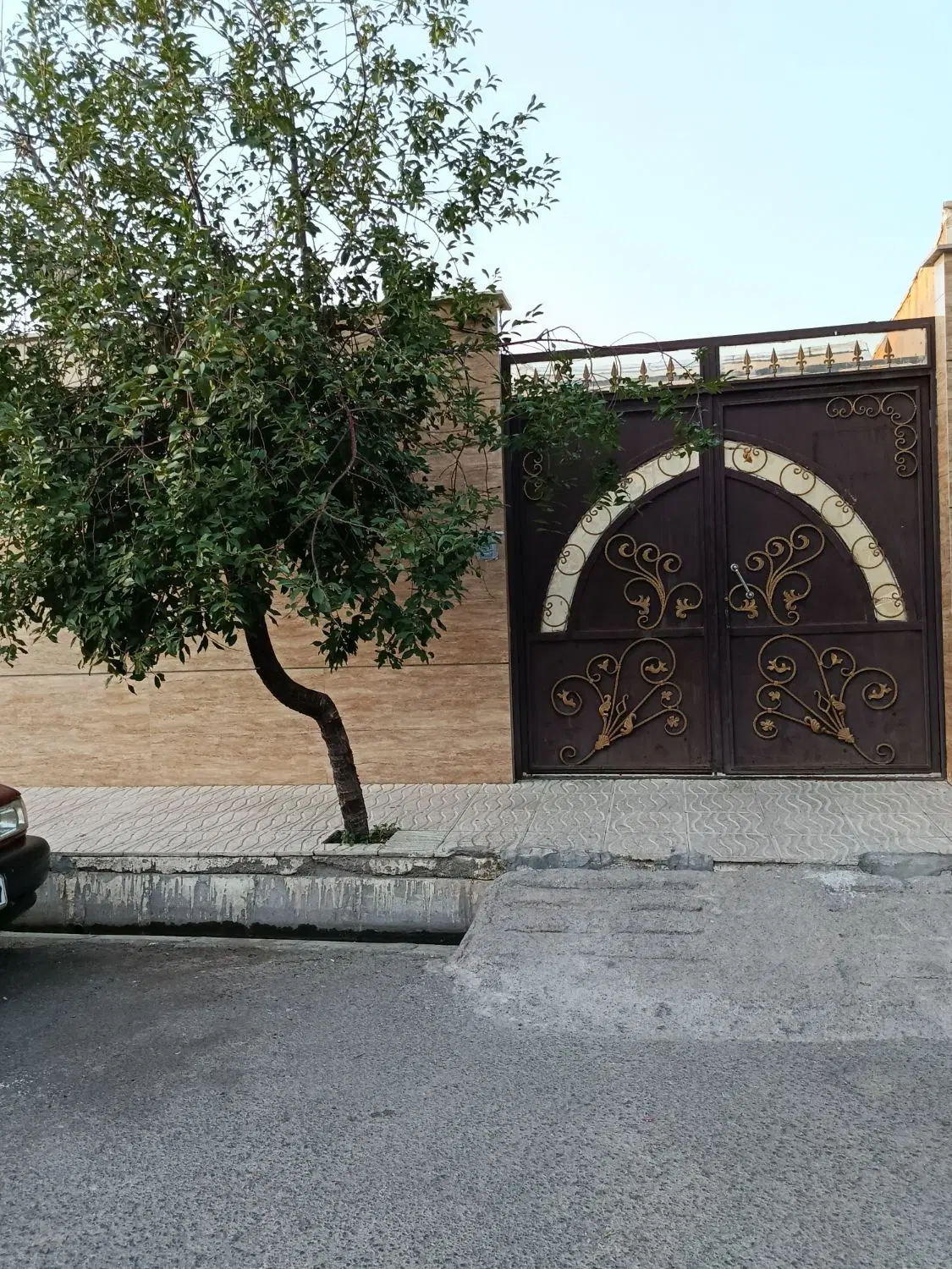 خانه ویلایی دو کله ۲۵۰متر واقع در کوی وحدت