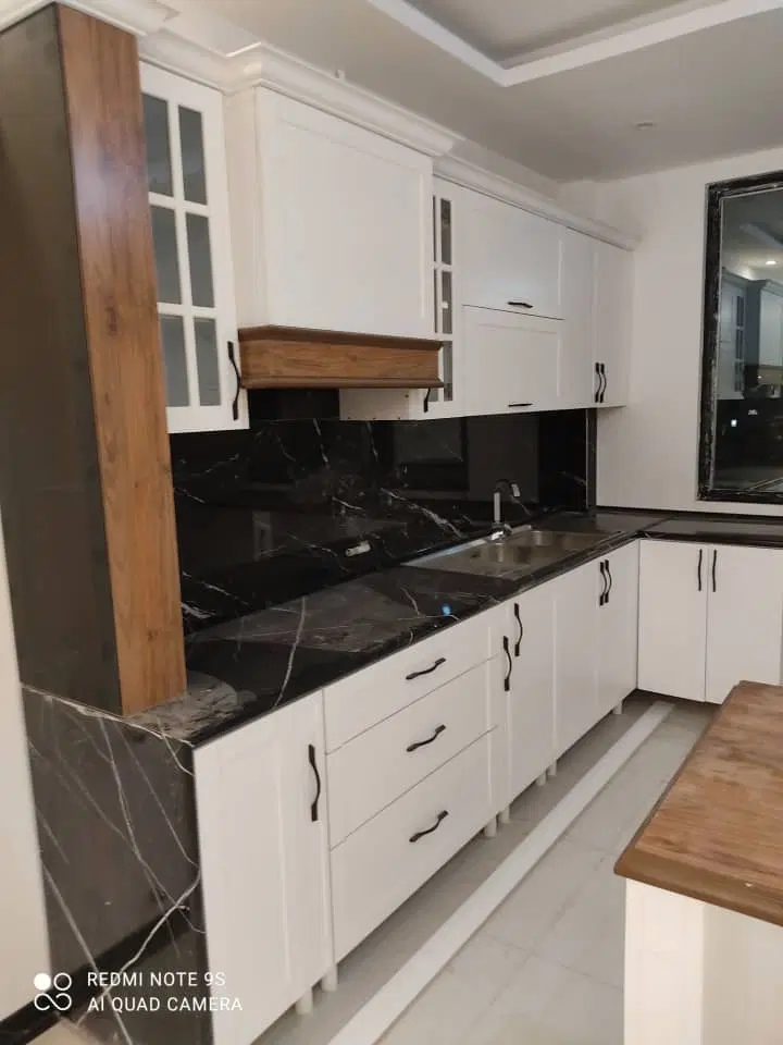 طبقه اول   جنوبی حیاط دار خیابان سحر
