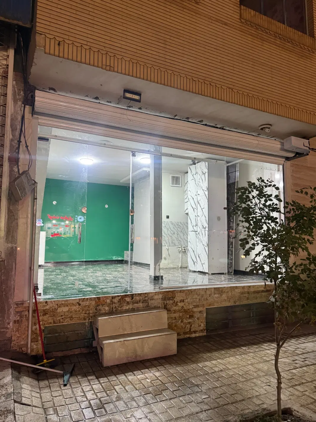 مغازه تجاری شیک و دیزاین شده