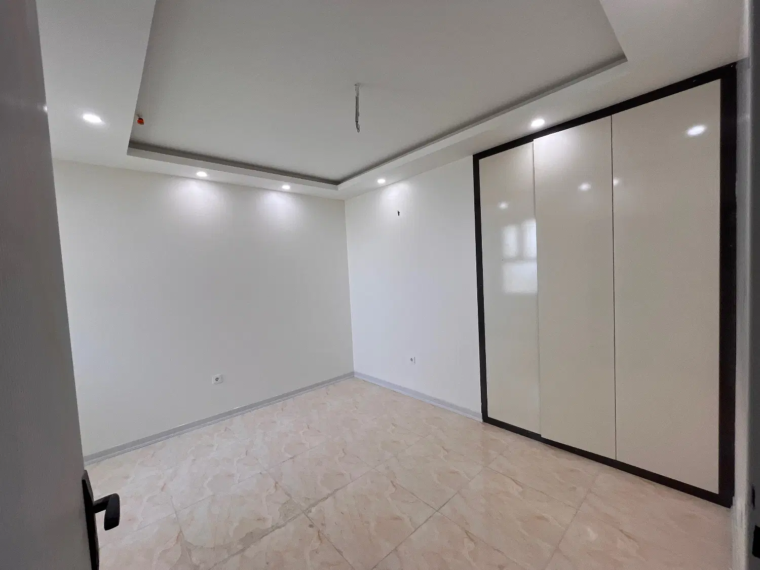 آپارتمان نوساز ۱۰۸ متری  هشت‌بهشت