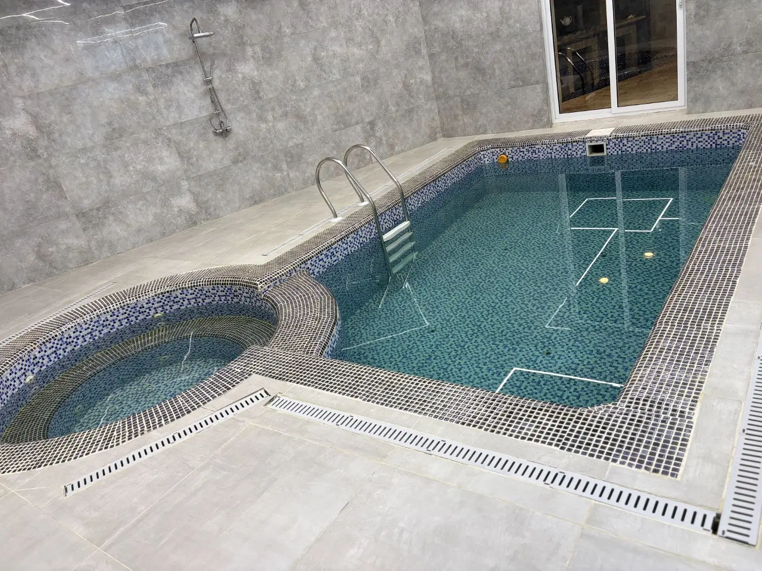 فروش باغ ویلاباغ استخرآب گرم سوناجکوزی قلعه سفید