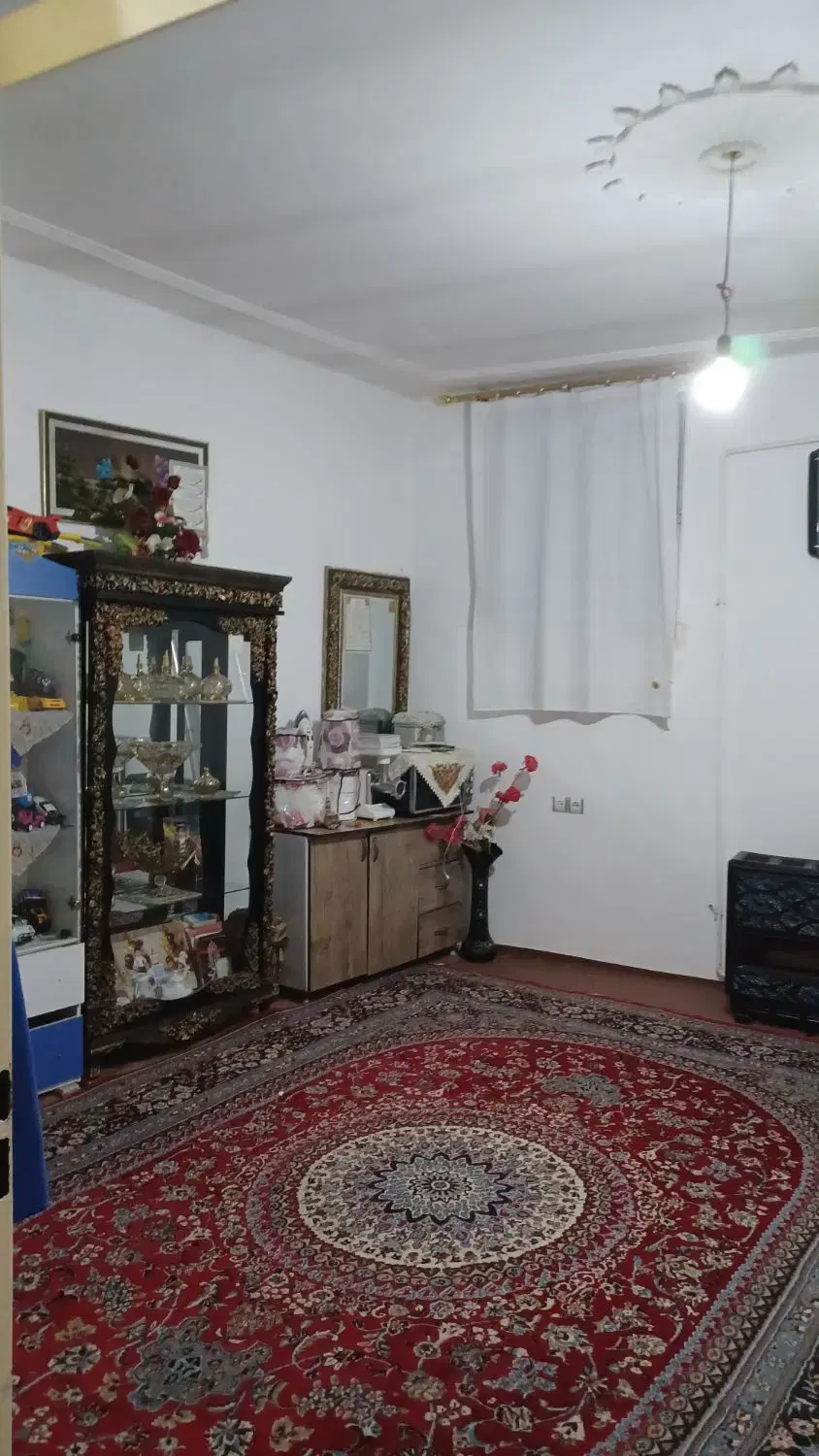حیاط ۲طبقه به متراژ ۱۶۲ مترعباسی پارک چشم انداز