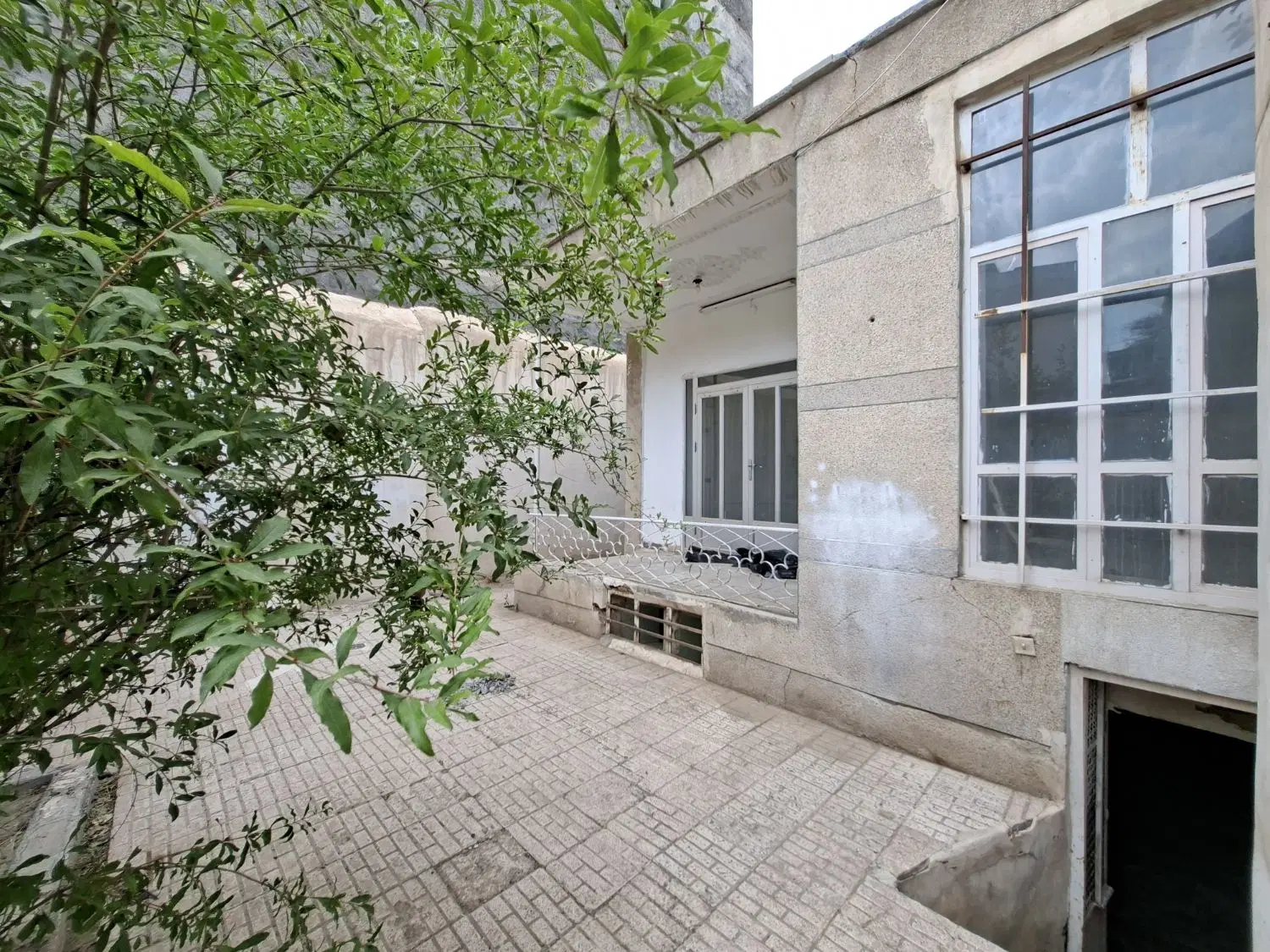 خانه ۲۵۰ متری مناسب انبار