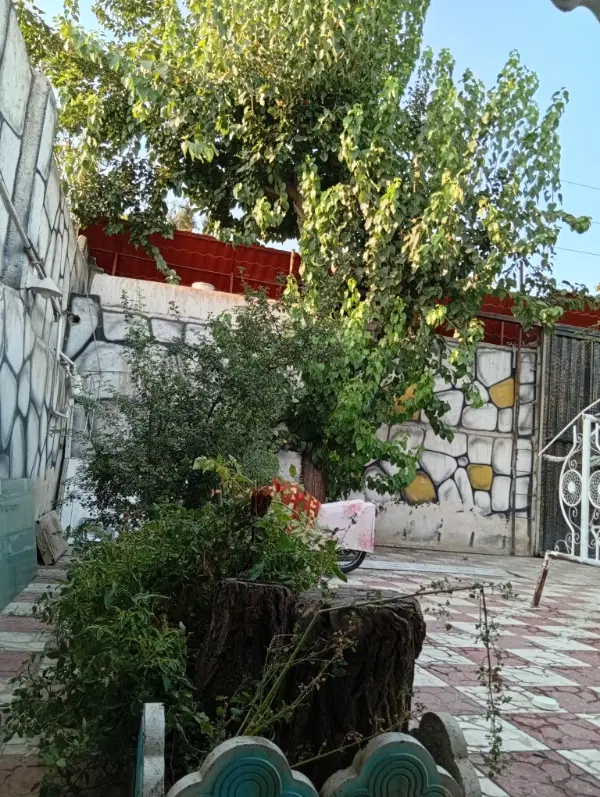 زمین چهار دیواری برخیابان اصلی