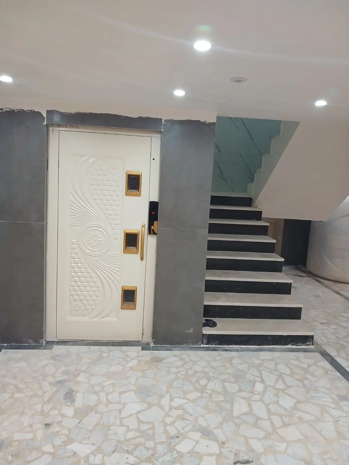 اپارتمان ۱۳۵ متری روب نما سه خواب pاختصاصی...سران