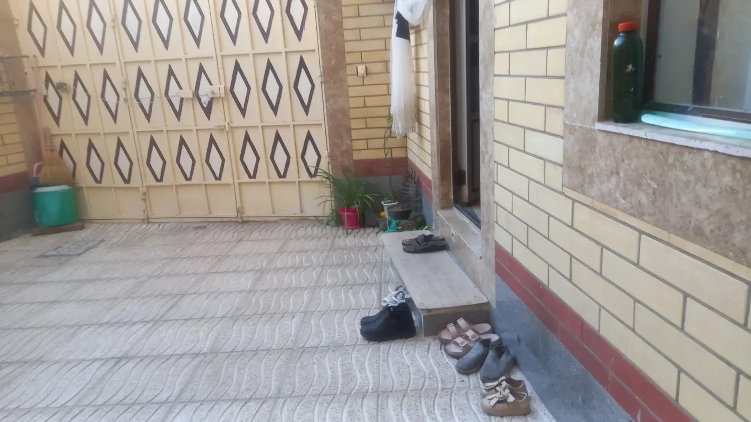 حیاط شهرک ارم