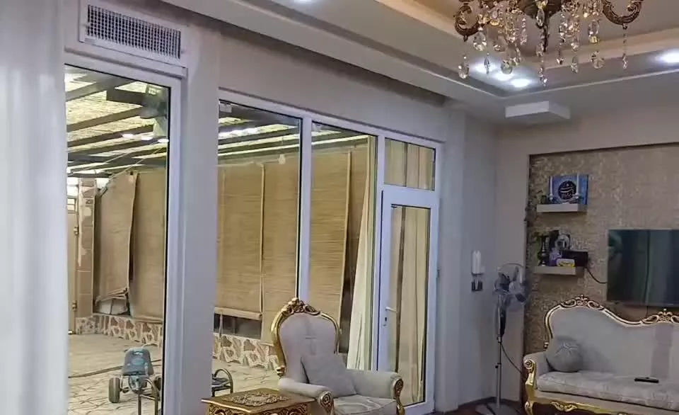 یک اپارتمان همکف حیاط دار