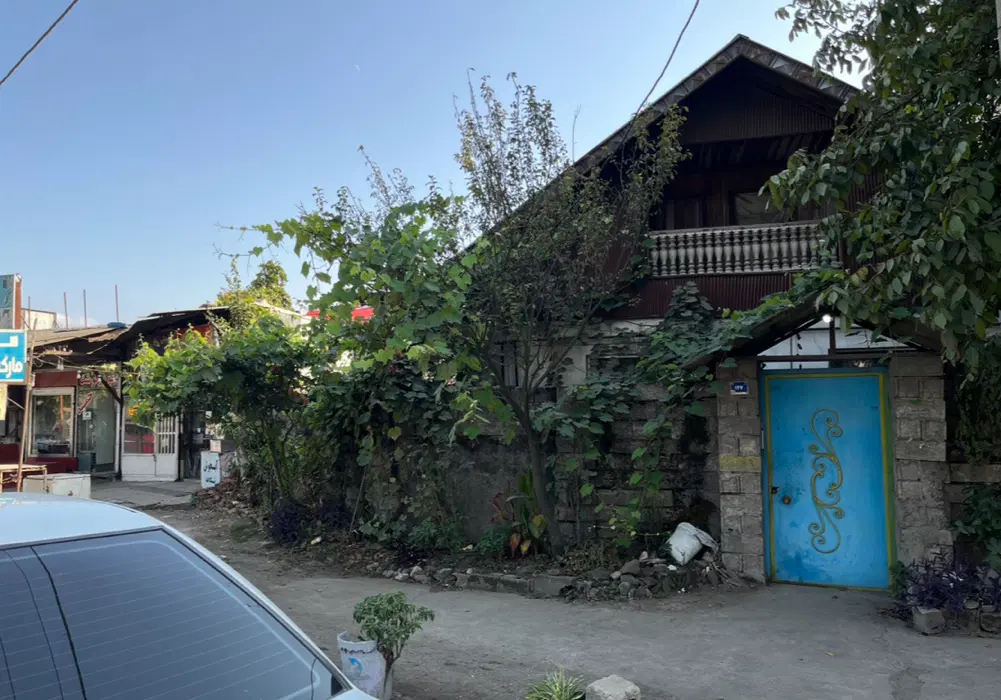 ملک تجاری مسکونی سنددار با مالکیت ۹ باب مغازه