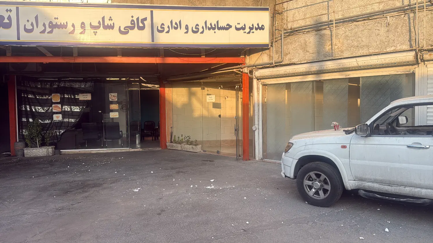 اجاره ۴باب مغازه داخل گاراژ