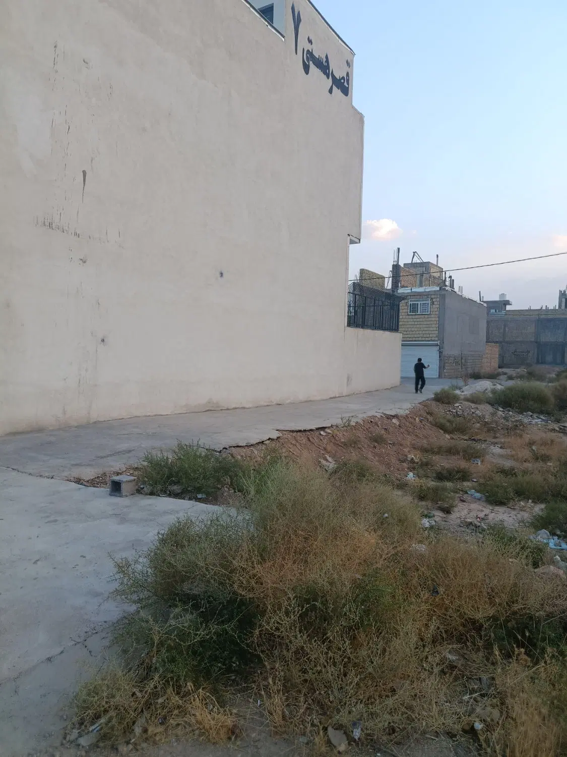زمین تجاری بر شهرک صادقیه250متر