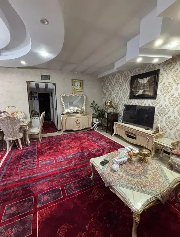 خونه دارم.  همخونه میخوام