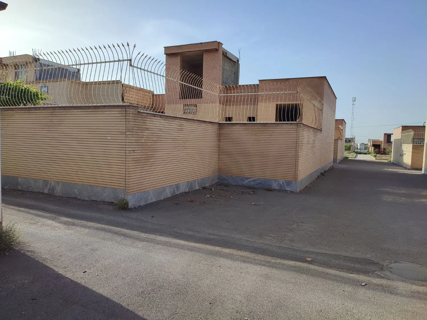 مسکونی نیمه کاره محله هنر